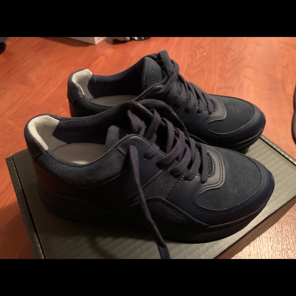 Everlane trainers in navy